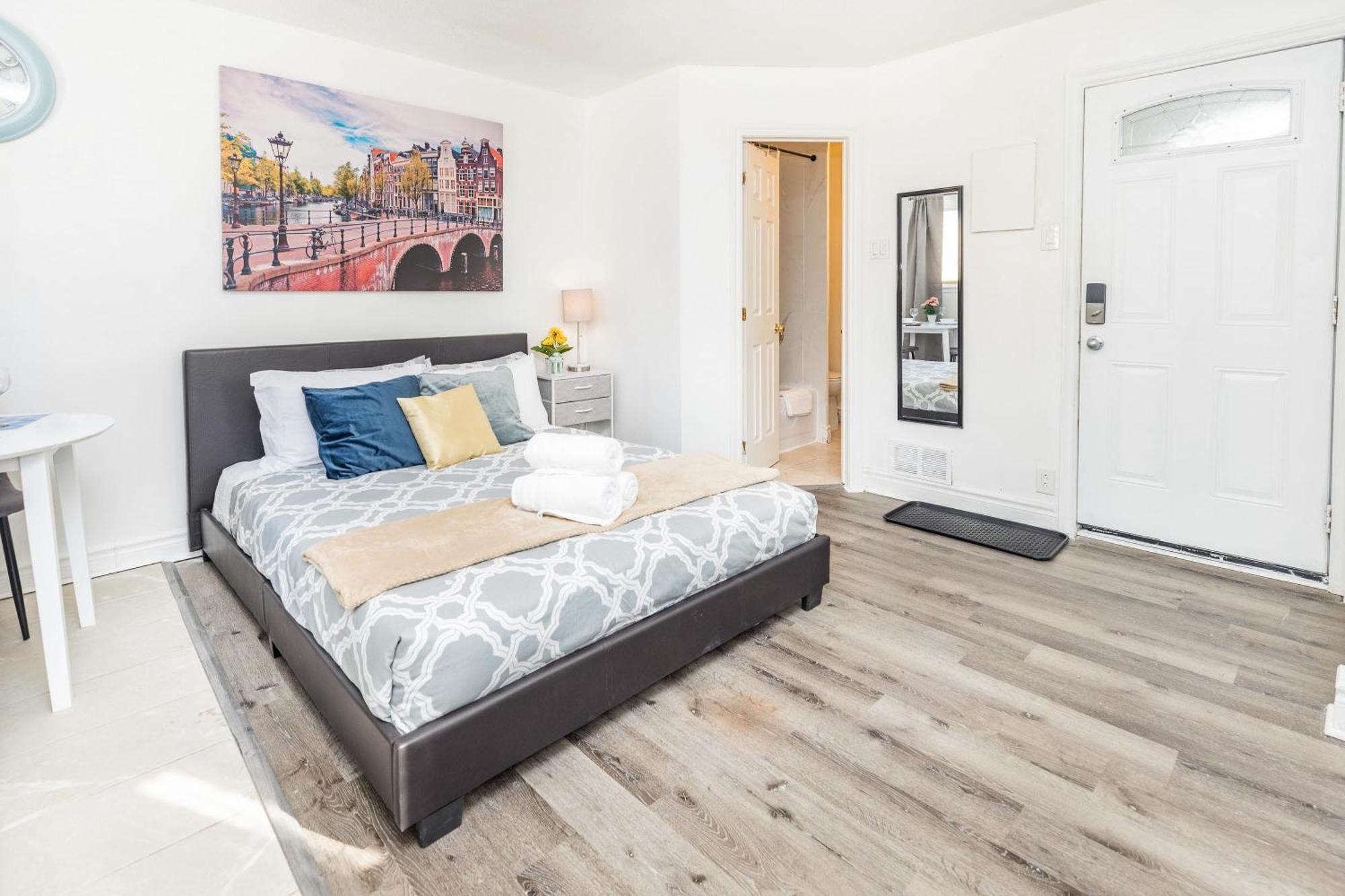 Pet Friendly Suite- In Chinatown Apartment *